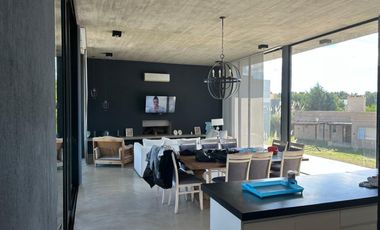 Casa en venta - Costa Esmeralda - Amoblada