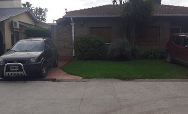 CASA EN VENTA 4 AMB - C/ PARRILA   PILETA - COUNTRY CLUB  VENADO 1 - CANNING RETASADA!!