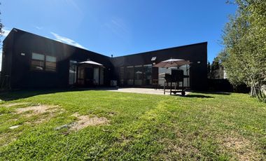 Se vende amplia casa con terreno de 846 M2 en condominio Country Huelen