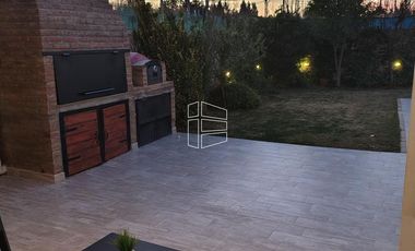 Venta - Casa 2 dormitorios en Barrio Entre Aguas  II - C095