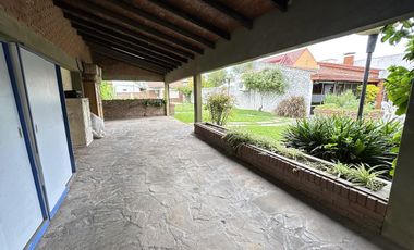 Chalet sobre 2 lotes con verde y piscina, Quilmes Oeste