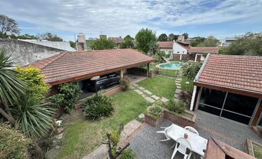 Chalet sobre 2 lotes con verde y piscina, Quilmes Oeste