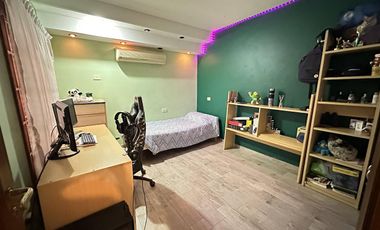 Chalet sobre 2 lotes con verde y piscina, Quilmes Oeste