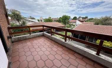 Chalet sobre 2 lotes con verde y piscina, Quilmes Oeste