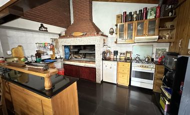 Chalet sobre 2 lotes con verde y piscina, Quilmes Oeste