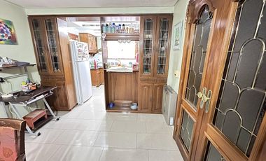 Chalet sobre 2 lotes con verde y piscina, Quilmes Oeste