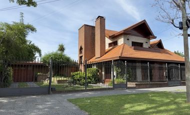 Chalet sobre 2 lotes con verde y piscina, Quilmes Oeste