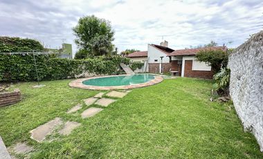 Chalet sobre 2 lotes con verde y piscina, Quilmes Oeste