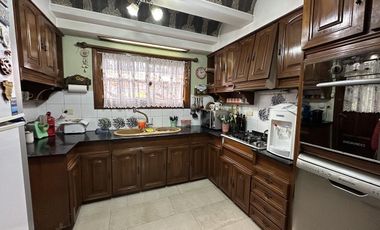 Chalet sobre 2 lotes con verde y piscina, Quilmes Oeste