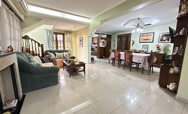 Chalet sobre 2 lotes con verde y piscina, Quilmes Oeste