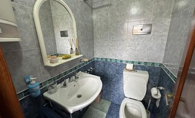 Chalet sobre 2 lotes con verde y piscina, Quilmes Oeste