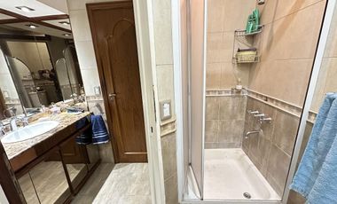 Chalet sobre 2 lotes con verde y piscina, Quilmes Oeste