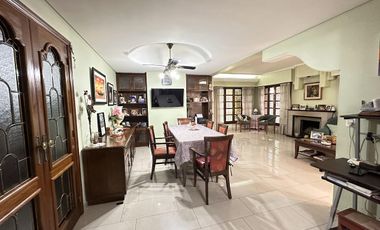 Chalet sobre 2 lotes con verde y piscina, Quilmes Oeste