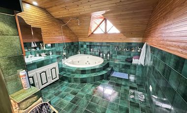 Chalet sobre 2 lotes con verde y piscina, Quilmes Oeste