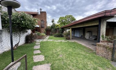 Chalet sobre 2 lotes con verde y piscina, Quilmes Oeste