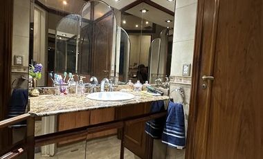 Chalet sobre 2 lotes con verde y piscina, Quilmes Oeste