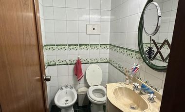 Chalet sobre 2 lotes con verde y piscina, Quilmes Oeste