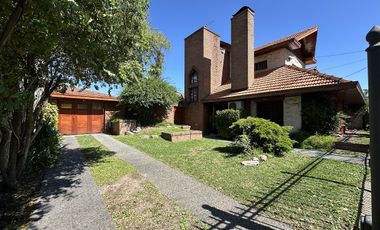 Chalet sobre 2 lotes con verde y piscina, Quilmes Oeste