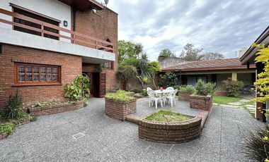 Chalet sobre 2 lotes con verde y piscina, Quilmes Oeste