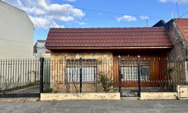 Chalet con garage, 2 dorm, baño, patio y terraza - Vta Dta - APTO CRÉDITO!!!