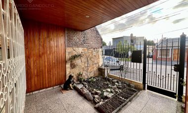 Chalet con garage, 2 dorm, baño, patio y terraza - Vta Dta - APTO CRÉDITO!!!