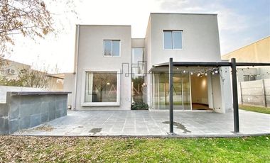 Casa en Arriendo en AVENIDA SERGIO CORREA