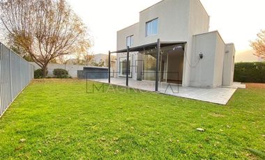Casa en Arriendo en AVENIDA SERGIO CORREA