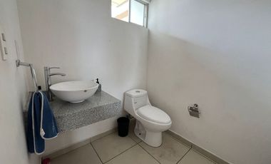 Casa en RENTA AMUEBLADA en Toluca, a 40 minutos de Santa Fe, ideal para pilotos o ejecutivos, cercana a Aeropuerto y a Parques Industriales.