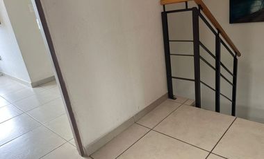 Casa en RENTA AMUEBLADA en Toluca, a 40 minutos de Santa Fe, ideal para pilotos o ejecutivos, cercana a Aeropuerto y a Parques Industriales.