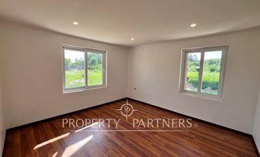 Campo de ensueño con casa nueva