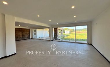 Campo de ensueño con casa nueva