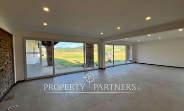 Campo de ensueño con casa nueva