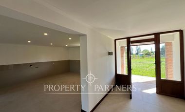 Campo de ensueño con casa nueva