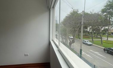 ALQUILER DE DEPARTAMENTO CON ESTACIONAMIENTO EN SURCO