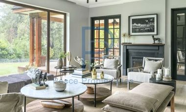 MARAVILLOSA CASA REMODELADA EN LOMAS DE LA DEHESA