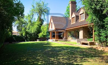 MARAVILLOSA CASA REMODELADA EN LOMAS DE LA DEHESA