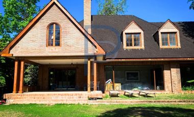 MARAVILLOSA CASA REMODELADA EN LOMAS DE LA DEHESA