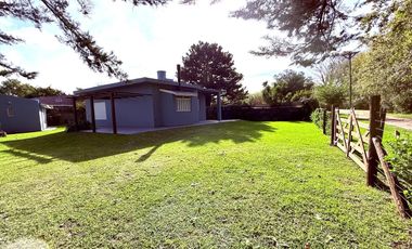 Casa en  venta Mar Chiquita con quincho y deposito - Lote de 592m2