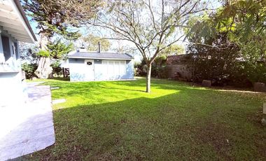 Casa en  venta Mar Chiquita con quincho y deposito - Lote de 592m2