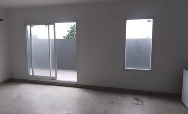EXCELENTE OPORTUNIDAD A ESTRENAR - GALPON 430m2 - CON 6 DEPARTAMENTOS 2 Amb  - SAN JUSTO