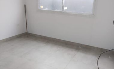 EXCELENTE OPORTUNIDAD A ESTRENAR - GALPON 430m2 - CON 6 DEPARTAMENTOS 2 Amb  - SAN JUSTO