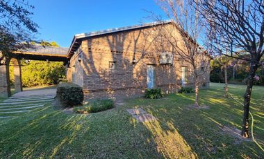 Casa en venta de 3 dormitorios, con Jardín y Piscina en Ibarlucea, Centro