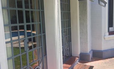 Casa antigua en  Venta a metros de Libertador al rio