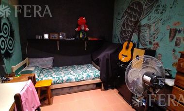 Venta casa para dos familias con cochera en Bernal Oeste