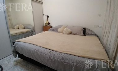 Venta casa para dos familias con cochera en Bernal Oeste