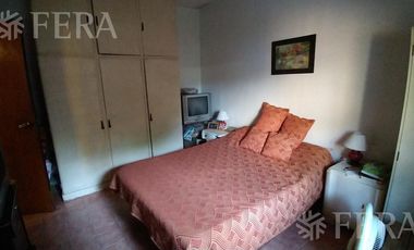 Venta casa para dos familias con cochera en Bernal Oeste