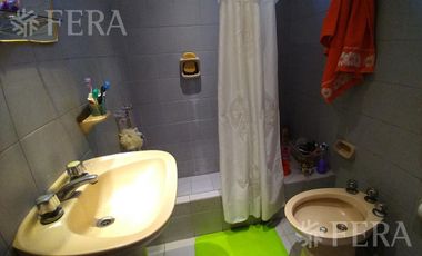 Venta casa para dos familias con cochera en Bernal Oeste