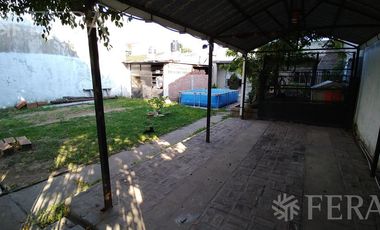 Venta casa para dos familias con cochera en Bernal Oeste