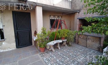 Venta casa para dos familias con cochera en Bernal Oeste