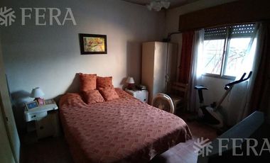 Venta casa para dos familias con cochera en Bernal Oeste